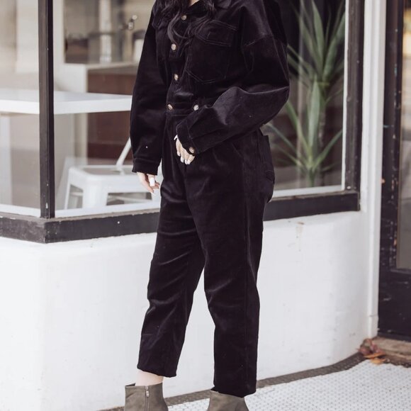 CHELSEA CINCHED WAIST CORDUROY JUMPSUIT - BLACK - Picture 2 of 3